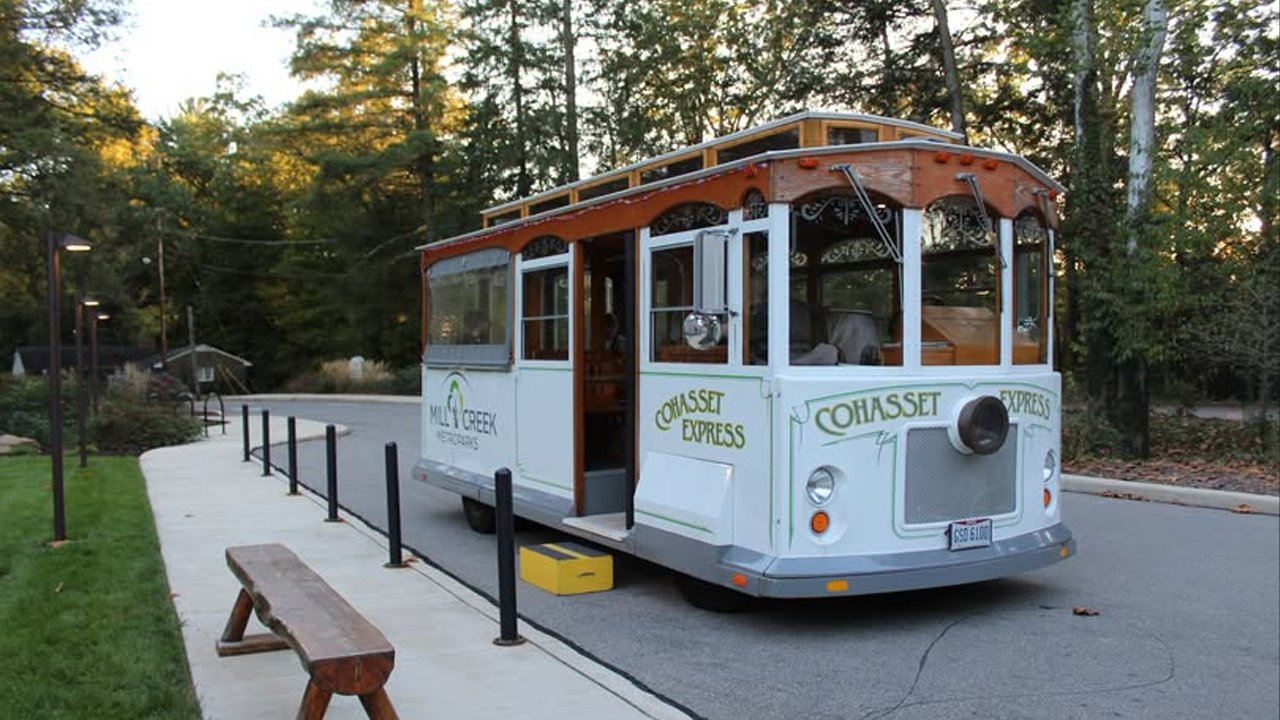 Mill-Creek-Autumn-Trolley-Tours-ZV0Cwa